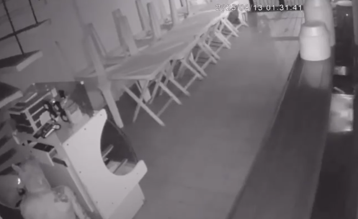 Imagem de câmera mostra homem invadindo e revirando o caixa do restaurante