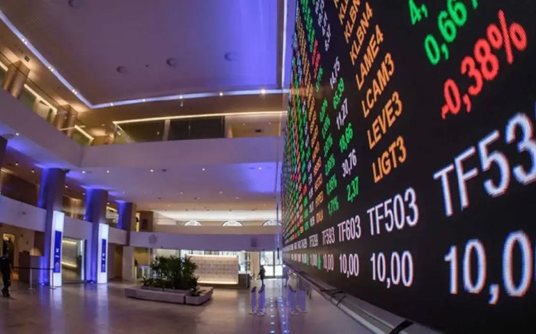 Bolsa recua após 15 altas e interrompe sequência histórica de recordes