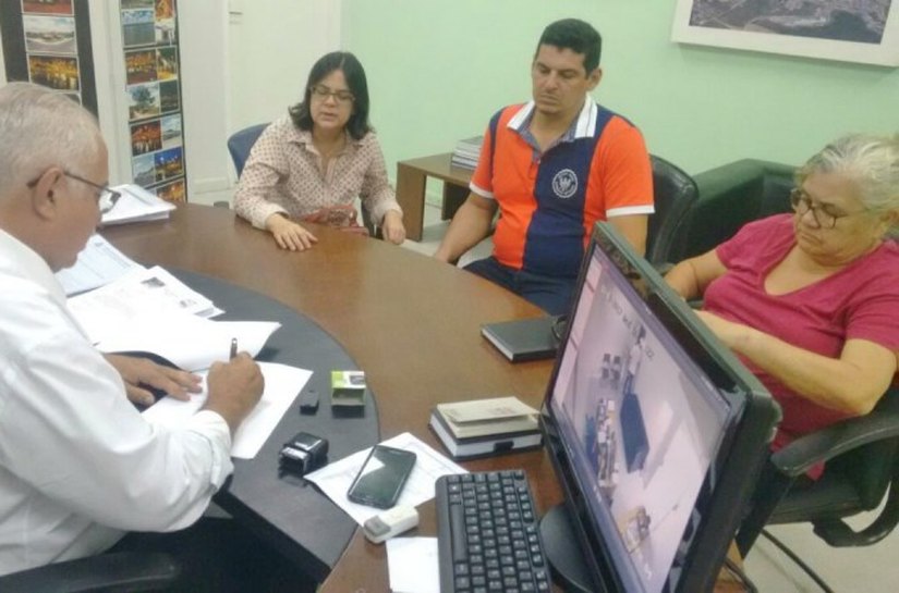 Teófilo sanciona lei que obriga bancos a disponibilizarem cadeiras de rodas para clientes