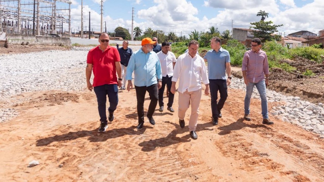 Prefeito Luciano recebe ministro em visita técnica às obras do VLT