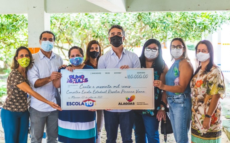 Governo de Alagoas entrega repasse do Rumo às Aulas para novas escolas da capital