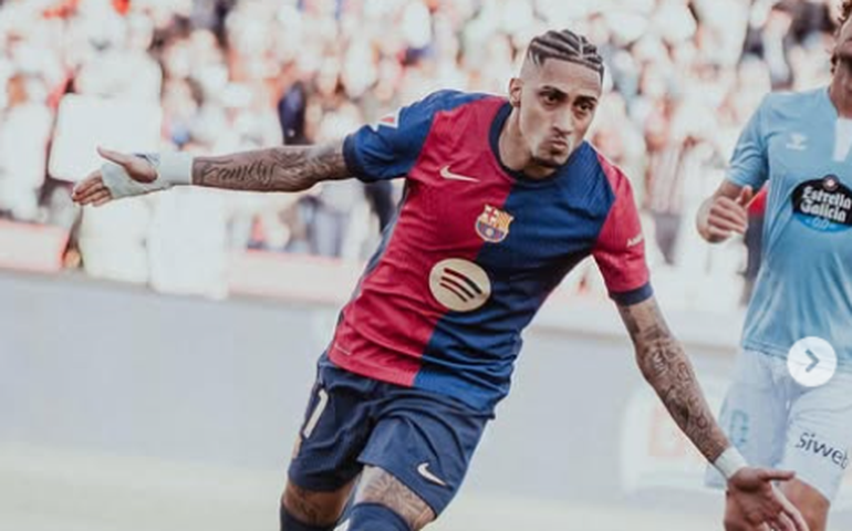 Raphinha atravessa estádio de joelhos para agradecer por temporada no Barcelona