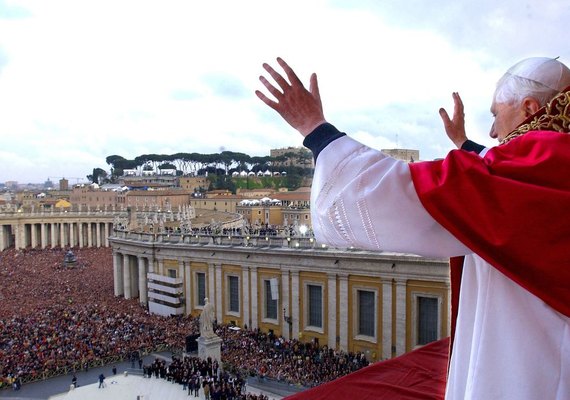 Autoridades políticas e católicas lamentam morte de Bento XVI