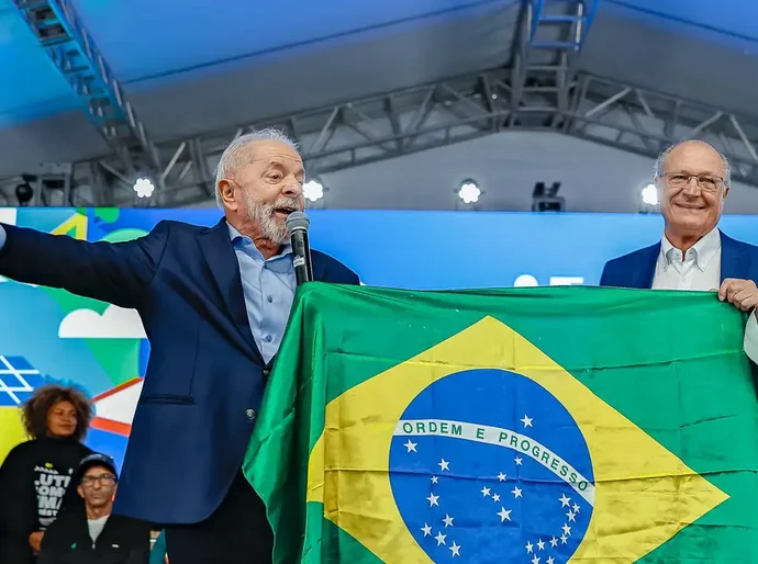 Lula chama Trump 'para conversar' e reafirma que Brasil tenta negociar