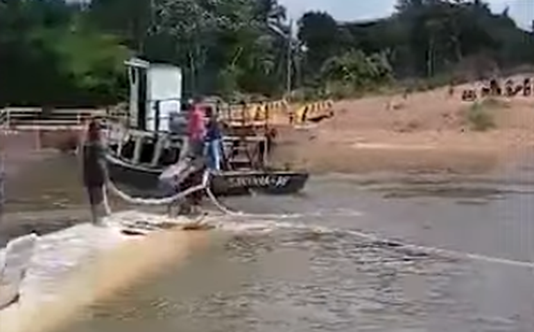 Criança morre após ônibus cair de balsa durante travessia no Pará