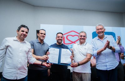 Governador assina ordens de serviço para construção de 3 universidades e anuncia concurso para Uneal e bolsas para alunos