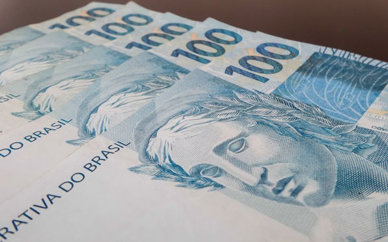 Taxas ficam de lado, limitadas entre queda do dólar e pressão dos Treasuries