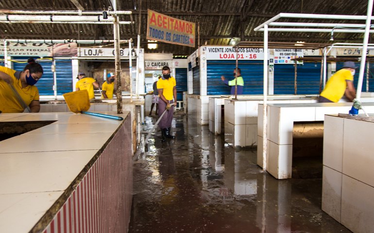 Prefeitura realiza mutirão de limpeza e desinfecção no Mercado do Tabuleiro