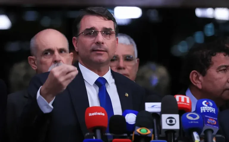 Membros da família Bolsonaro manifestam apoio a candidatura de Flávio após semana de discórdias