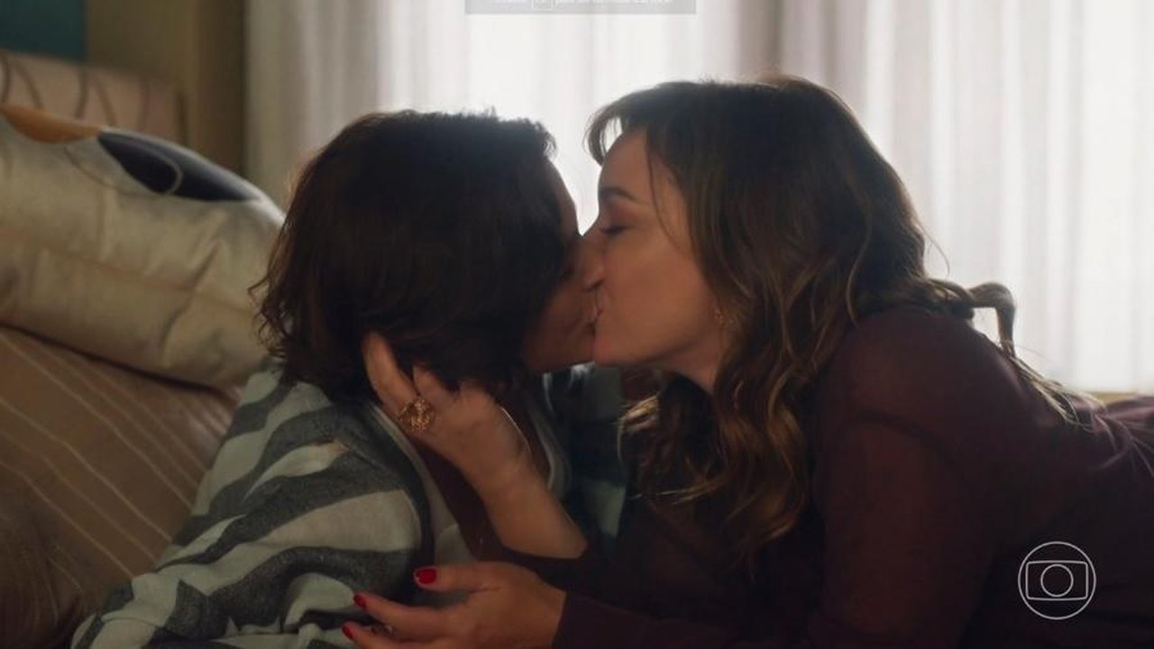 Globo exibe beijo lésbico entre Clara e Helena em 'Vai na Fé'