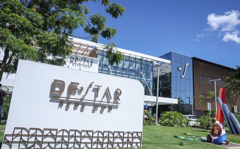 Jair Bolsonaro é internado para cirurgia de hérnia inguinal em Brasília