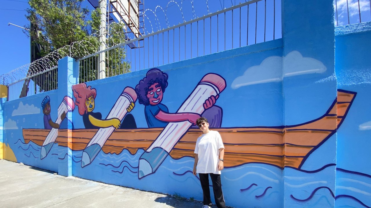 Projeto transforma muro de escola estadual em painel de graffiti sobre educação e diversidade
