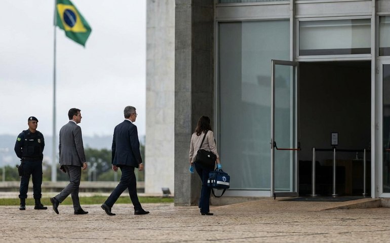 Defesa de Bolsonaro afirma que exames apontam necessidade de cirurgia para hérnias