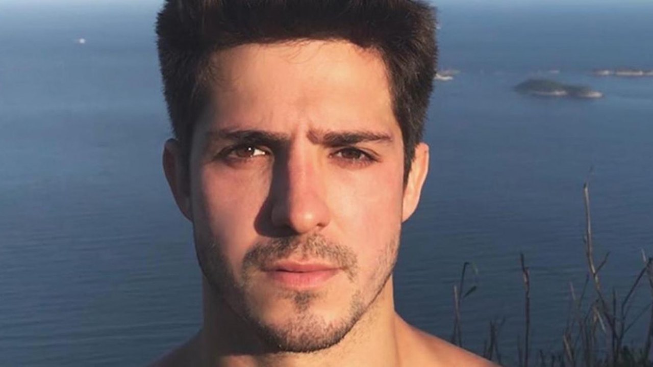 Igor Cosso perde seguidores após postar beijo com namorado: ‘normalizem o afeto’