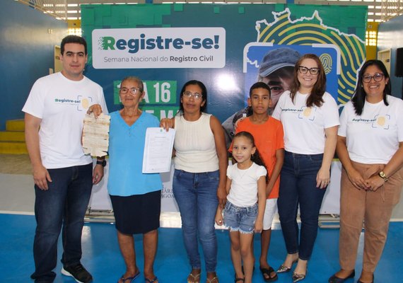 Aos 75 anos, agricultora atualiza certidão de casamento e emite novos documentos durante campanha do CNJ
