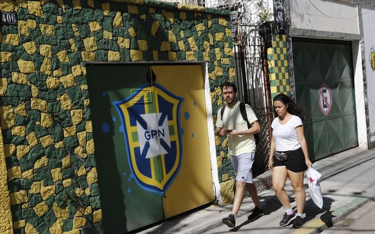 Rua se colore para torcer pelo Brasil nesta segunda-feira