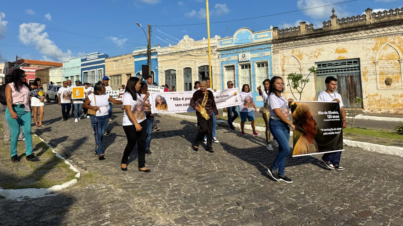 Usuários do CAPS de Penedo homenageiam a psiquiatra Nise da Silveira no Desfile 7 de Setembro