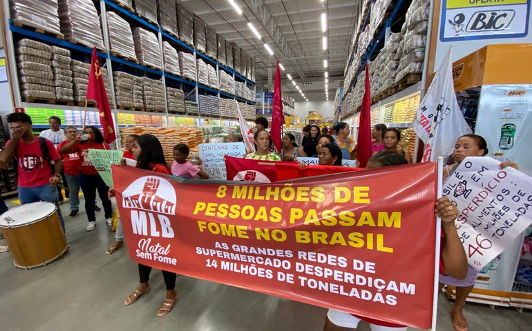 Famílias ocupam supermercado para denunciar altos lucros com os alimentos