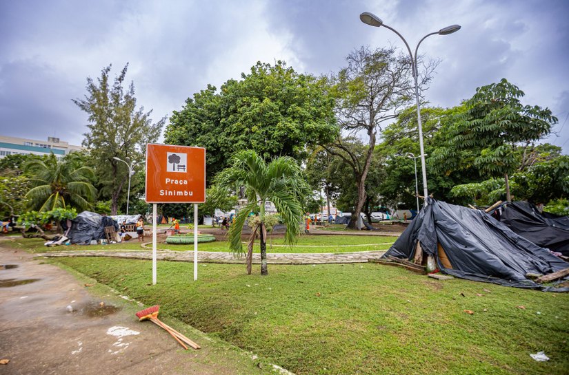 Prefeitura de Maceió retira famílias em situação de rua da Praça Sinimbu