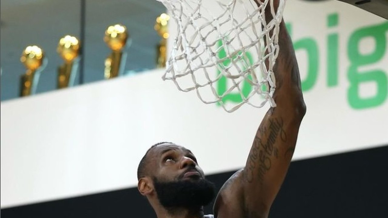 NBA tem vitória dos líderes, revés dos Bucks em estreia de técnico e tapa de desafeto em LeBron