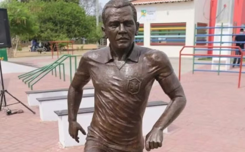 Prefeitura de Juazeiro (BA) retira estátua de Daniel Alves da orla da cidade