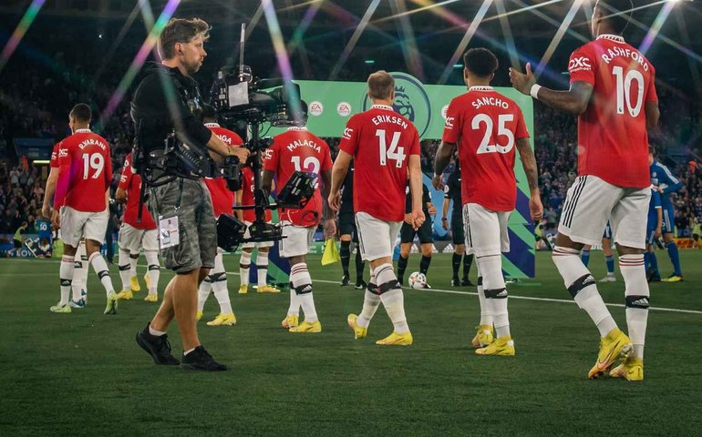 Na prorrogação, United vira, elimina o Liverpool e se classifica na Copa da Inglaterra