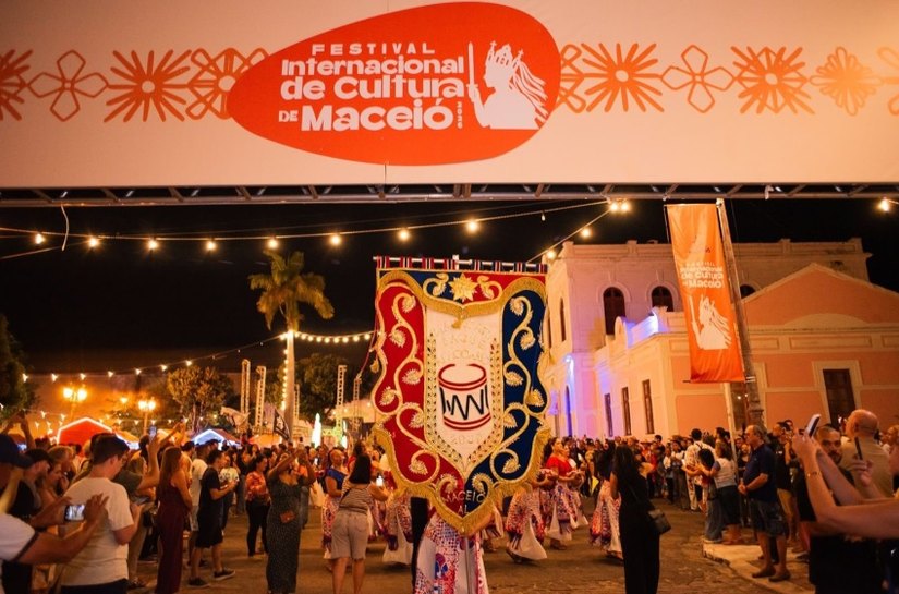 Jaraguá vira palco da cultura popular em grande cortejo no Festival Internacional de Cultura de Maceió