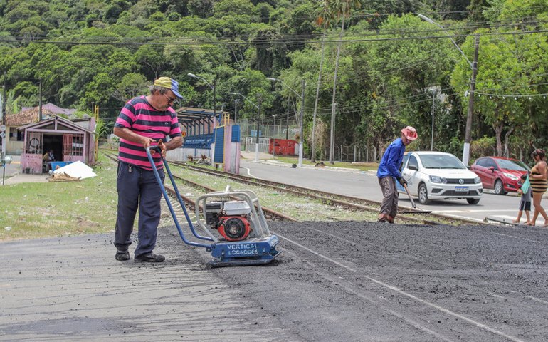 Prefeitura de Maceió faz recapeamento asfáltico nos pontos dos trilhos do VLT