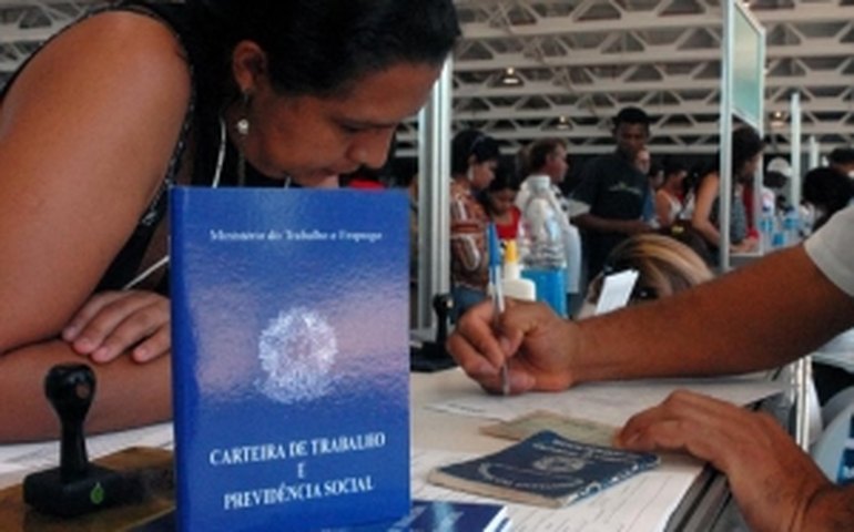 IBGE: taxa de desocupação aumentou de 14,1% em outubro para 14,2% em novembro