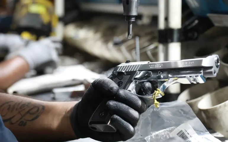 PM apreende mais de quatro quilos drogas e arma de fogo no Vale do Paraíba