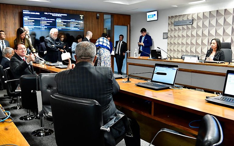 Comissão de Defesa da Democracia debate equilíbrio entre os Poderes