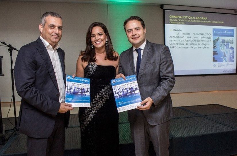 Governador Renan Filho é homenageado por peritos estaduais e federais