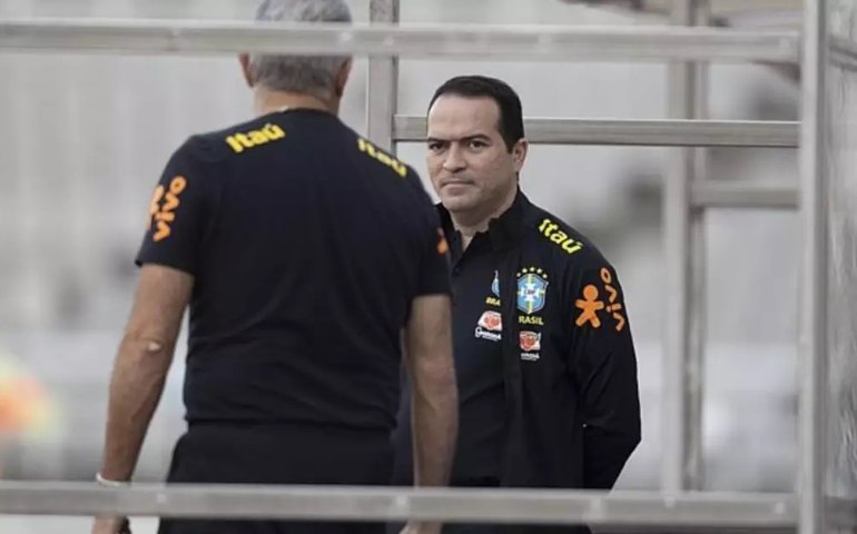 Presidente do Fortaleza protesta contra o VAR: ‘Inventaram um pênalti ridículo’