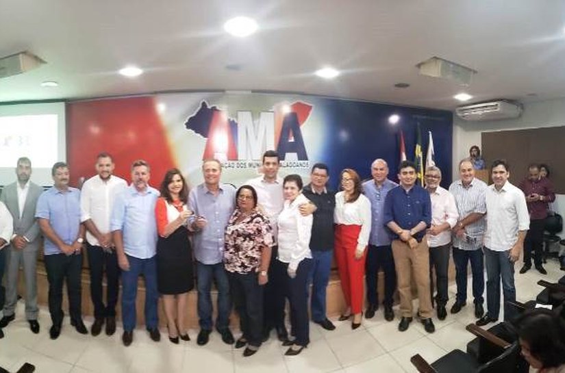 Senador Renan entrega novos kits para conselhos tutelares de 6 cidades de AL
