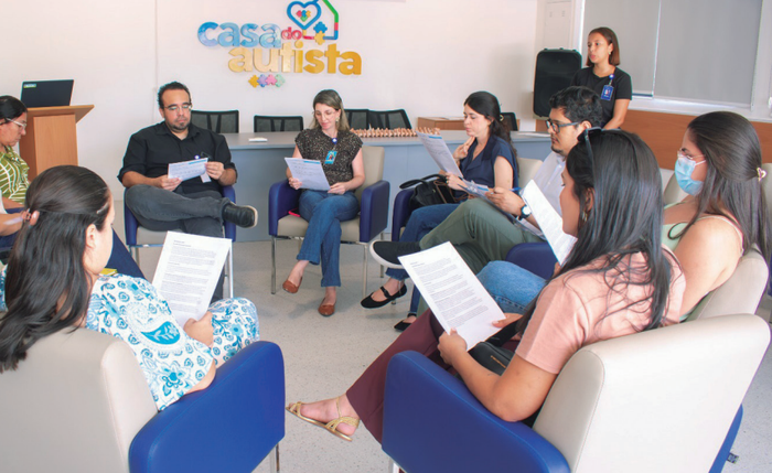 Reuniões entre os profissionais permitem discutir casos individualmente na Casa do Autista