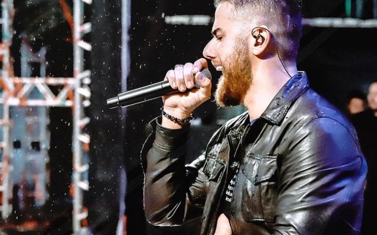 Cantor Zé Neto é transferido da UTI para enfermaria após acidente