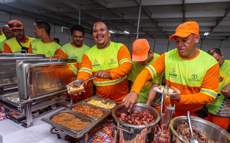 Autarquia de Limpeza Urbana oferece café da manhã para garis após trabalho no São João