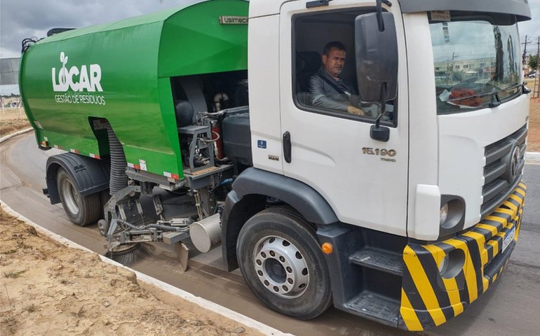 Desenvolvimento Sustentável inicia atuação de caminhão varredeira na limpeza da capital