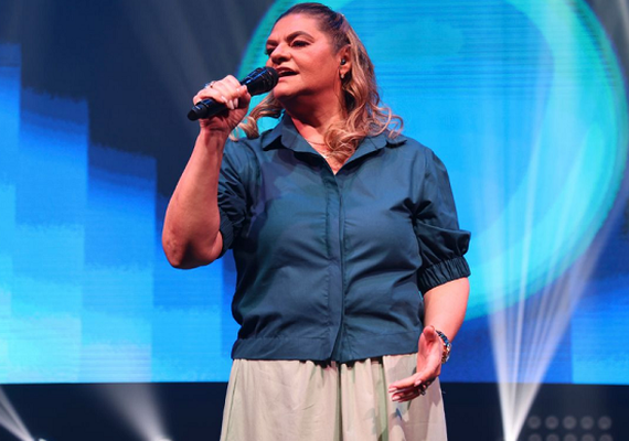 Léa Mendonça relança “Eternamente Sua” em álbum comemorativo