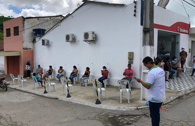 Saúde de Santana do Mundaú realiza desinfecção e ordenamento do distanciamento mínimo da população em Unidades Bancárias  