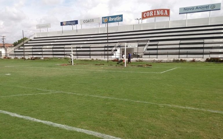 Municipal de Arapiraca recebe modificações padrão FIFA no gramado