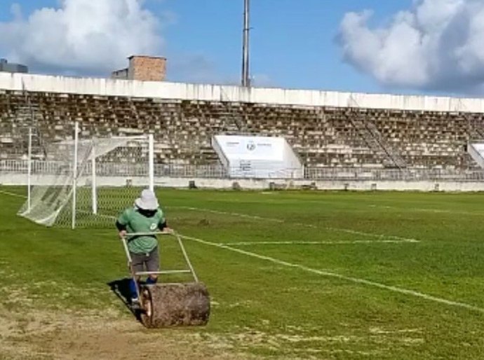 Prefeitura de Arapiraca faz melhorias no gramado do Coaracy da Mata