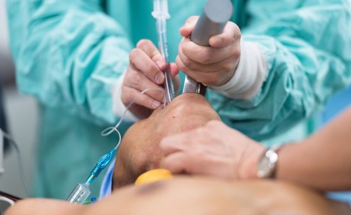 Materiais e insumos para intubação de pacientes estão acabando em várias cidades