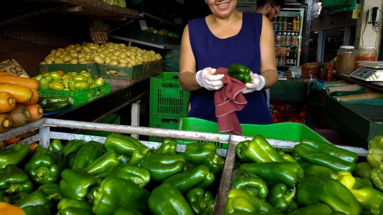 Feirante aposta em cuidados especiais de mercadorias para conquistar clientela