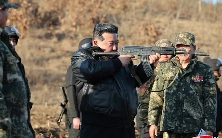 Kim Jong Un exibe arma durante inspeção de base militar e ordena 'simulações de guerra real'