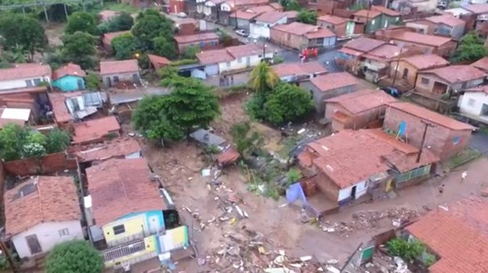 Enxurrada arrasta casas em Teresina