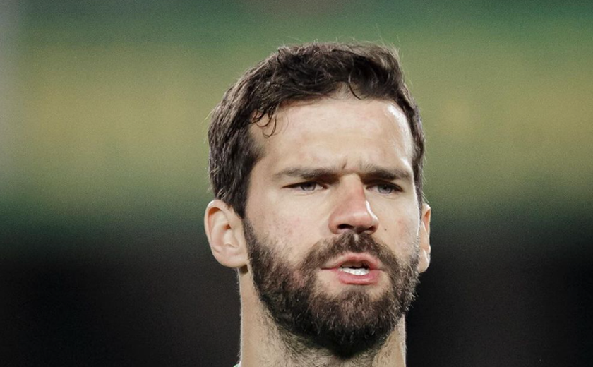 Alisson sofre lesão em jogo do Liverpool e pode desfalcar seleção