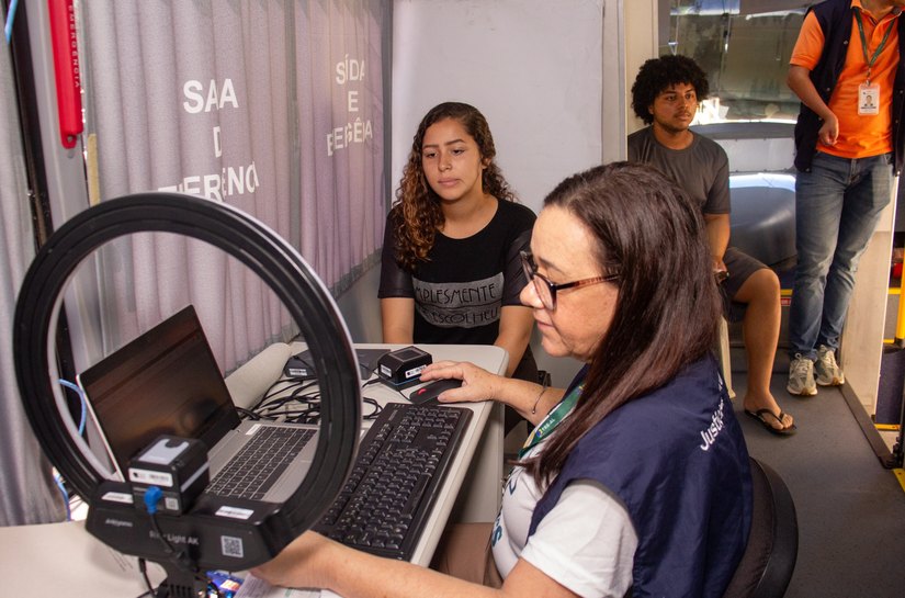 Ônibus do TRE participa de ação com atendimentos e palestra na Pestalozzi