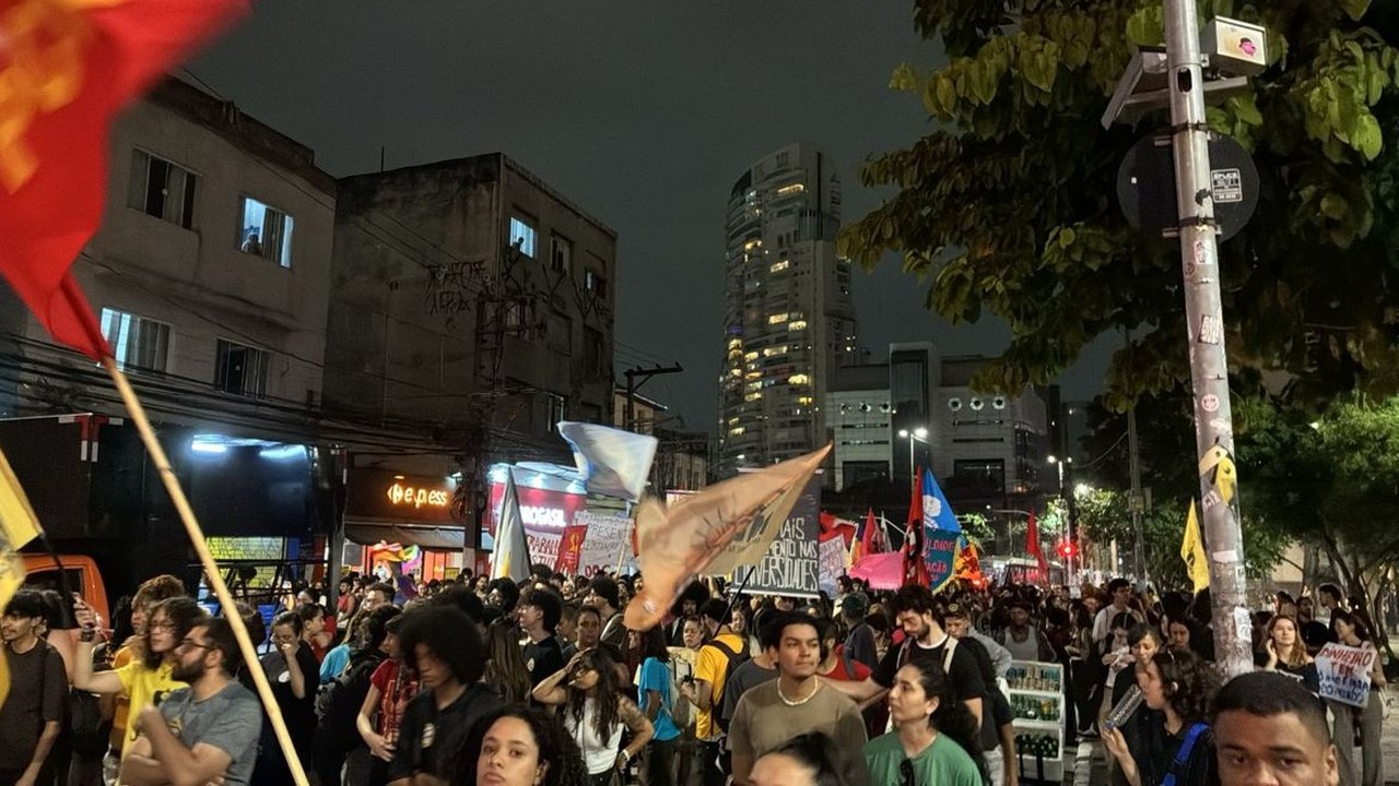 Estudantes protestam contra cortes nas universidades públicas de SP