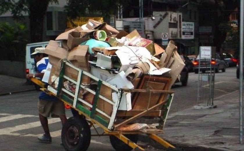 Catador é absolvido por furto de móveis que estavam na calçada
